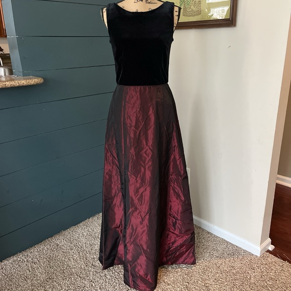 Crimson by Lawrence Kurtz Vintage Black Velvet  Iridescent Red Formal Prom Dress - Picture 2 of 8